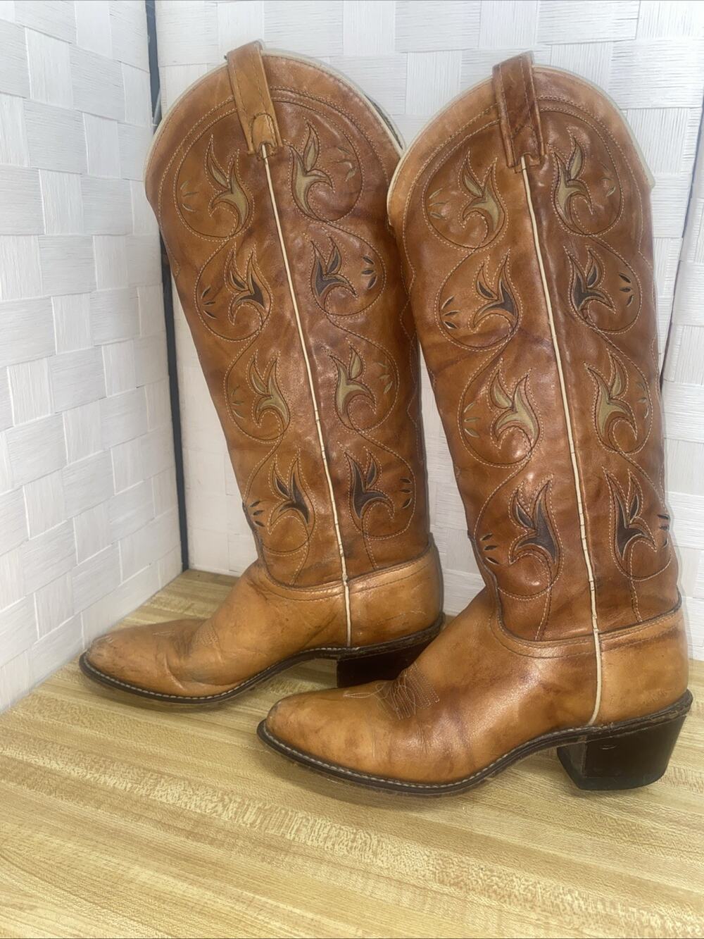 70s ACME Womens Cowboy Boots Size 6M Tan Leather Leaf Inlay Two Tone Western